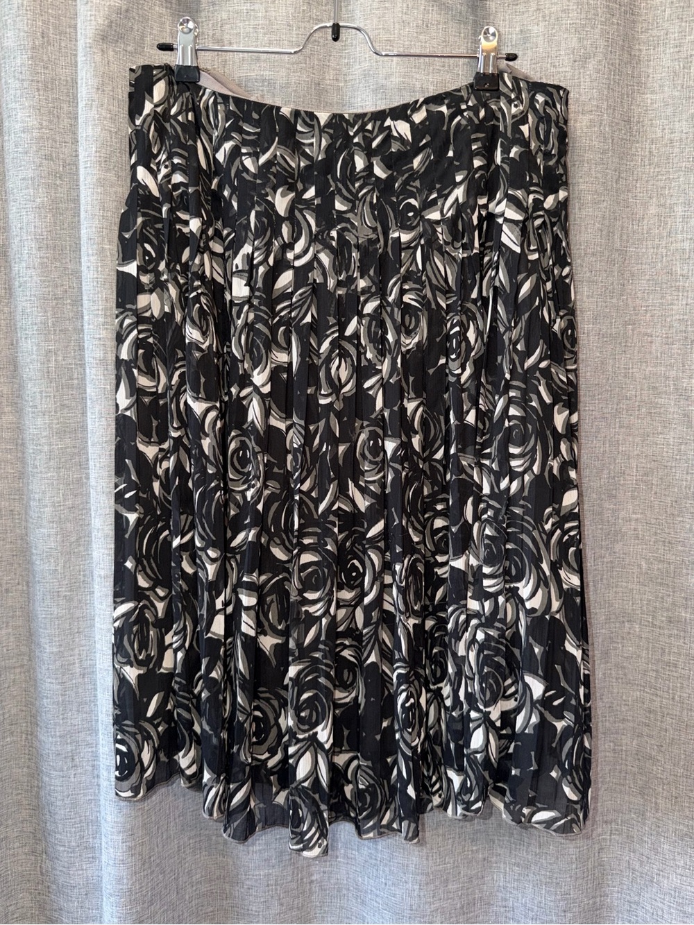 Liz Claiborne Black and White Floral Pleated Midi Skirt size 14 - Picture 2 of 4